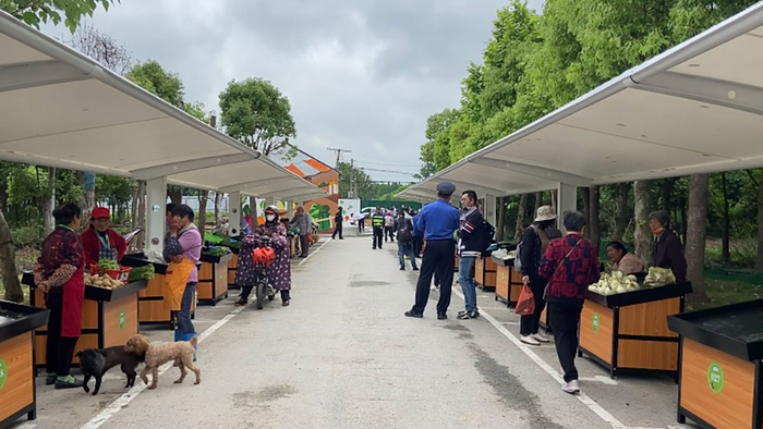 南桥镇沈陆中心路自产自销疏导点处于试运营阶段。