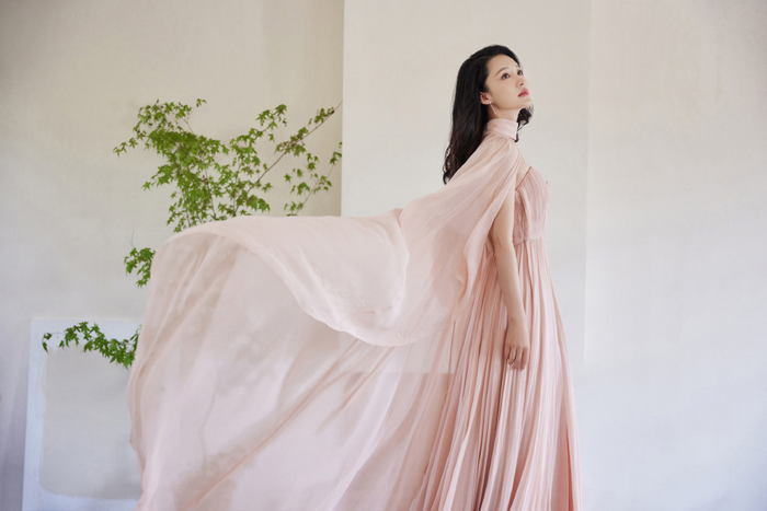 李沁裸粉色轻纱披风长裙|李沁_新浪新闻