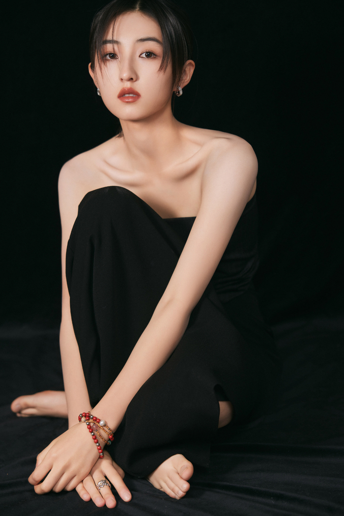 张子枫华表奖出图,黑色抹胸长裙造型好美……|张子枫|华表奖_新浪新闻