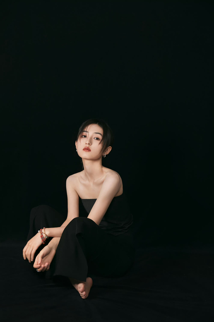 张子枫华表奖出图,黑色抹胸长裙造型好美……|张子枫|华表奖_新浪新闻