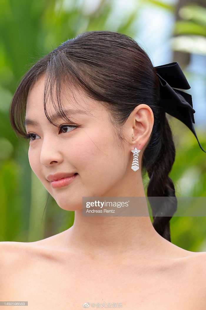 jennie蝴蝶结发饰配黑白抹胸裙,好像迪士尼在逃公主啊|蝴蝶结|jennie