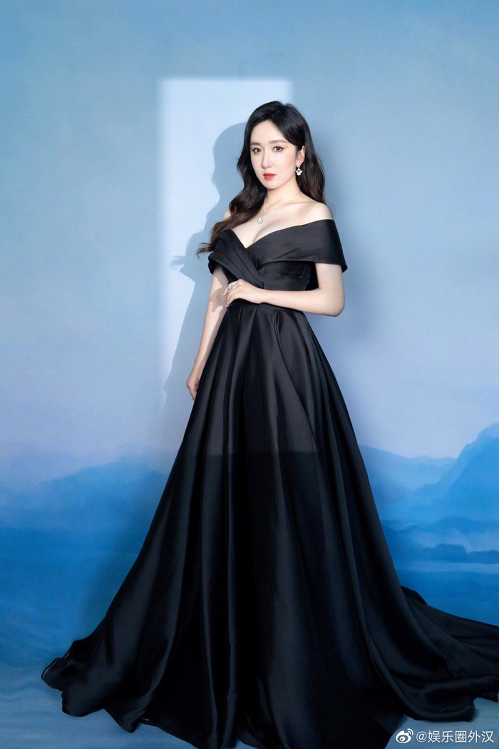 娄艺潇华表奖黑色晚礼服,确实是美的,适合她!
