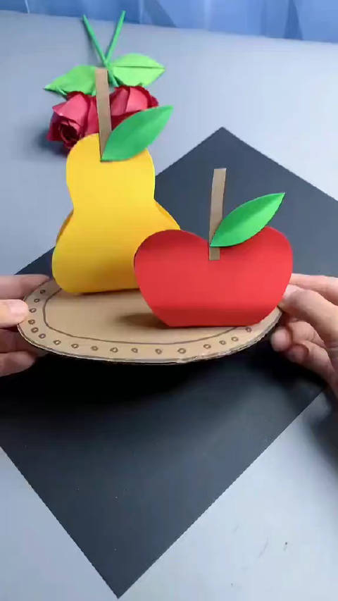 亲子手工用快递纸箱和卡纸做一盘可爱的水果