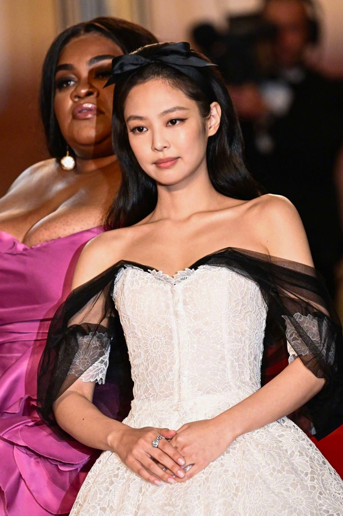 jennie首次以演员身份亮相戛纳红毯|jennie|戛纳红毯_新浪新闻
