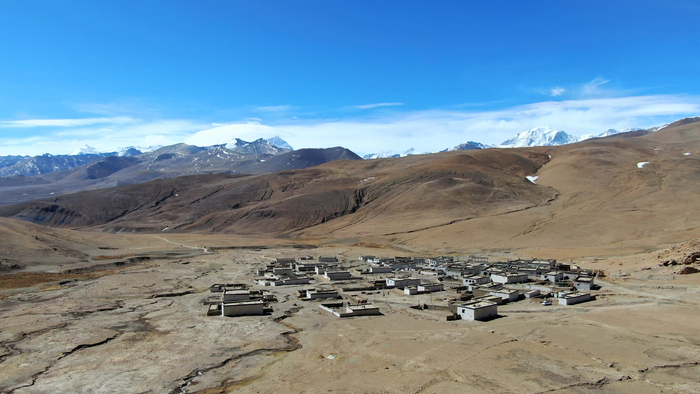 4月23日拍摄的珠峰脚下的日喀则市定日县扎西宗乡藏普村（无人机照片）。新华社记者 普布扎西 摄