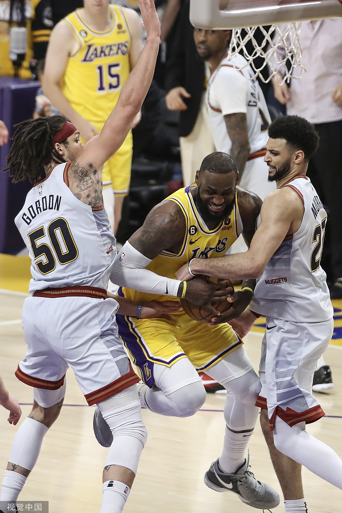 戈登和穆雷防守住了詹姆斯的最后一攻。