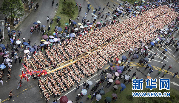 往届施秉独木龙舟节精彩瞬间。活动组委会供图