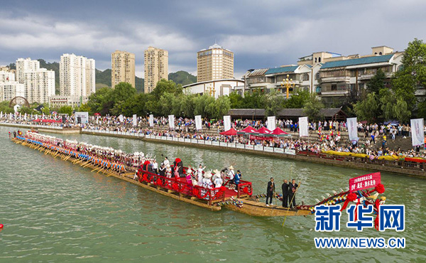 往届施秉独木龙舟节精彩瞬间。活动组委会供图