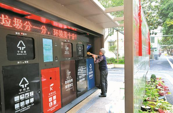 山北小区是“一街一路”精品小区建设试点小区，按“五精”标准对垃圾箱房进行了智能化改造  本报记者  周馨  摄