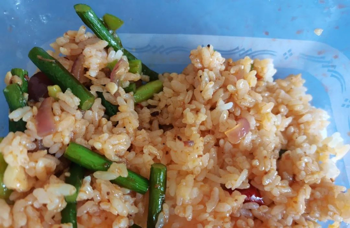 蒜苔肉丝盖浇饭，图片拍摄：薛庆鑫