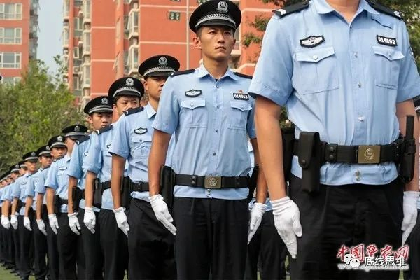 佩带新型单警装备的民警整齐列队（图/中国警察网）