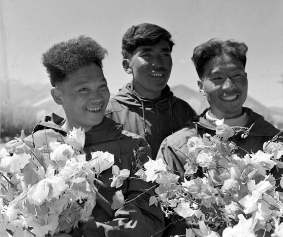 图为中国登山队队员王富州、贡布、屈银华（新华社发）