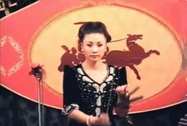 郭麒麟生母罕见曝光:抛下四岁儿子,远赴日本落魄打工!如今荣华富贵,却让人唏嘘