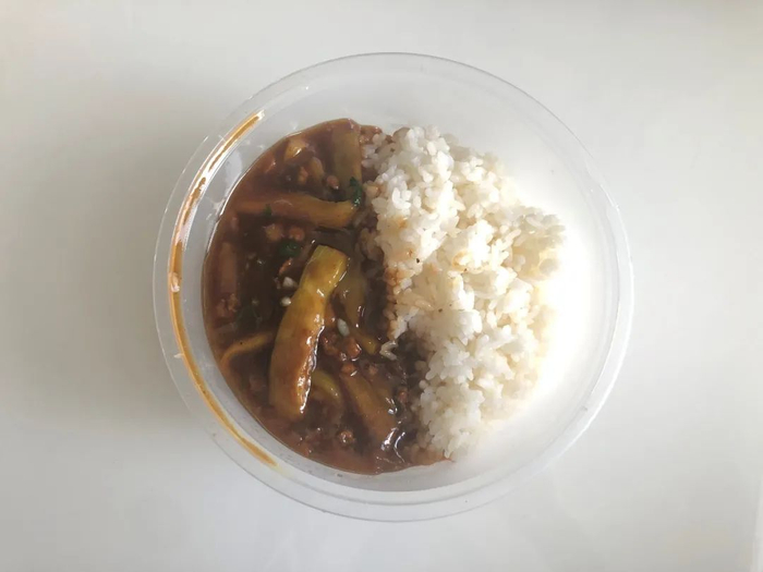 要求分开放的肉末茄子盖饭，图片拍摄：薛庆鑫