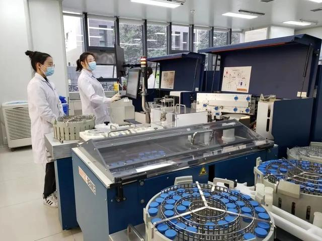 工作人员在河南DHI实验室做检测实验。农民日报·中国农网记者 冯建伟 摄