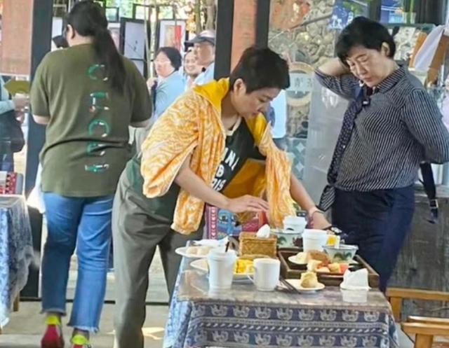 赌王四太梁安琪露面，与百亿名媛冯咏仪聚会，打扮朴素气场强大