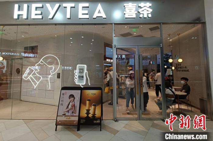 然而在出圈的狂欢中,也不乏对fendi的质疑声:"fendi和20块钱的单品