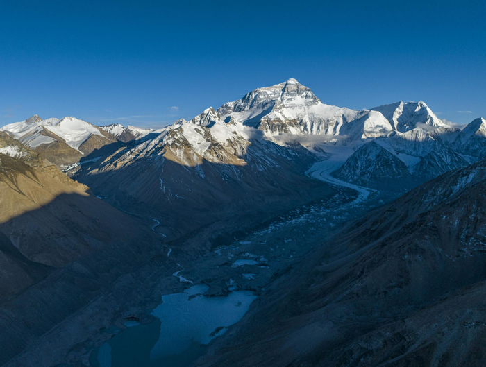 日落时分的珠峰和绒布冰川（5月16日摄）。新华社记者 孙非 摄
