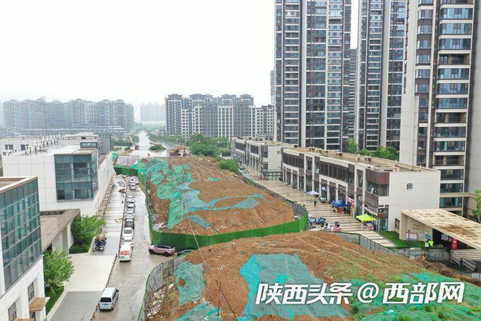 土堆左侧为万科·璞悦小区，右侧为万科·悦湾小区。