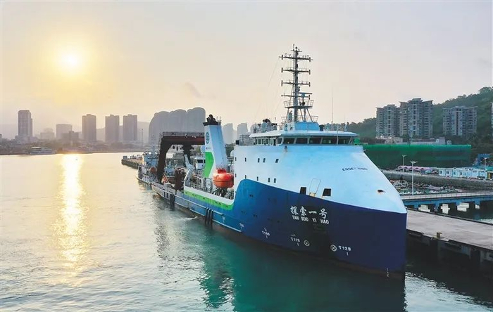 5月21日，完成第一次考古调查的“探索一号”科考船抵达三亚。新华社记者 郭程 摄