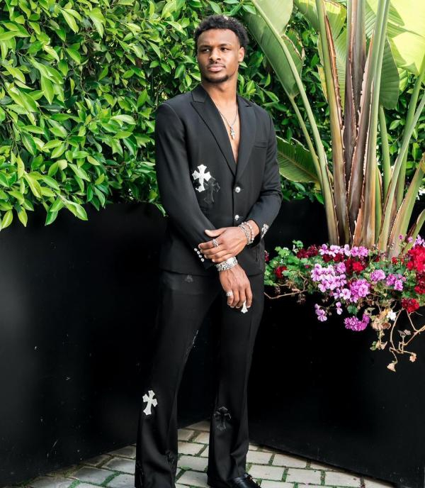 布朗尼拍摄时尚写真。