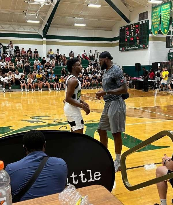 詹姆斯在场边指导儿子布朗尼。