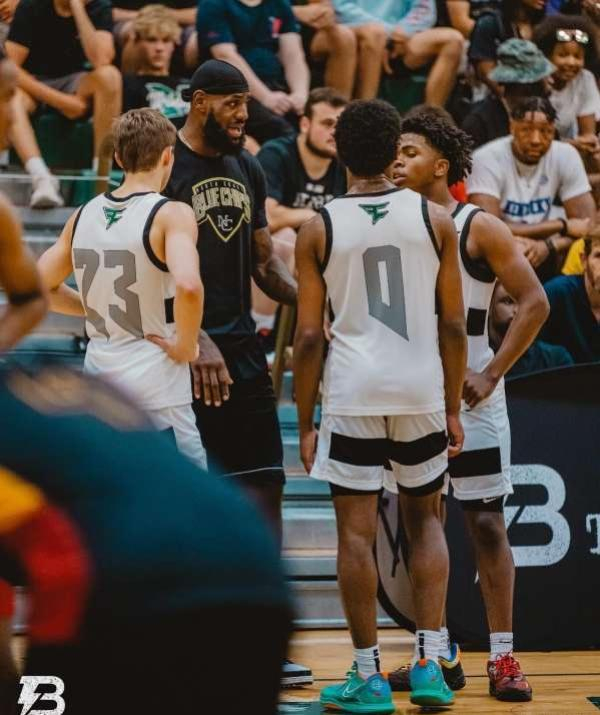 詹姆斯指导儿子。