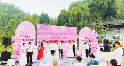 　　5月20日，一场集体颁证典礼在成都彭州市桂花镇蟠龙村举行。