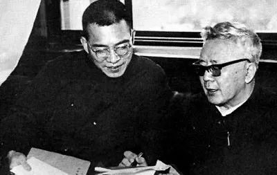 陈景润和华罗庚（右）在一起。资料图片