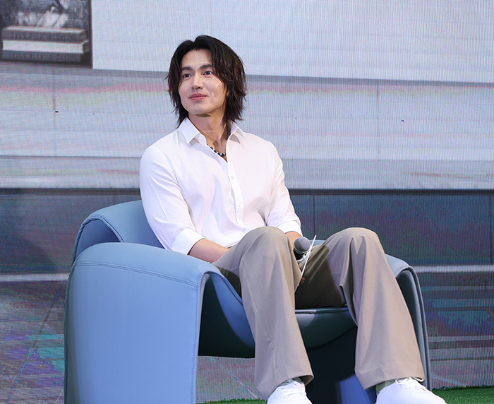 言承旭试用新品“蟹蟹椅”