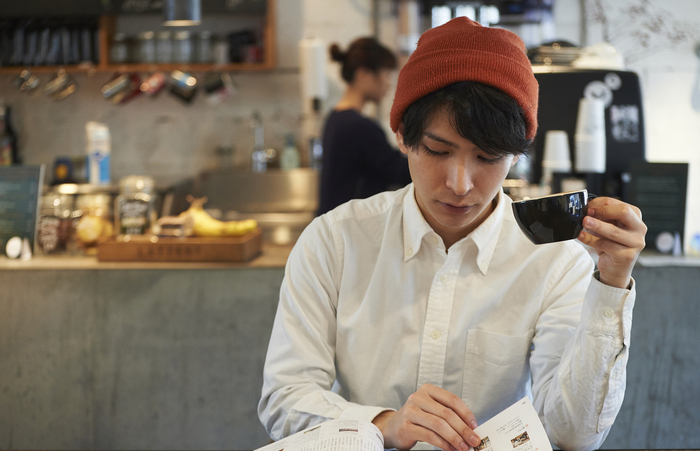 很多年轻人喜欢在咖啡馆里喝咖啡