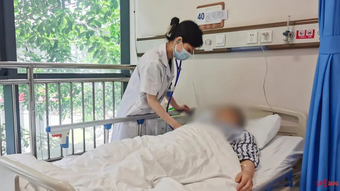 ▲4月26日入院的中毒患者经治疗好转后，转入消化内科病房