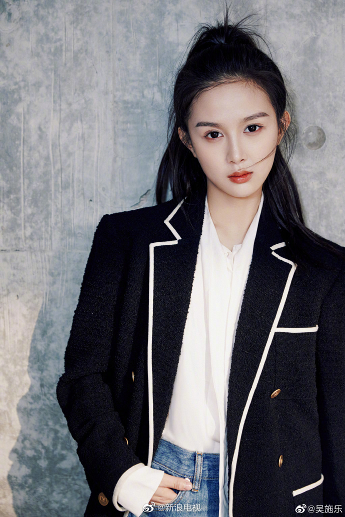在《小欢喜》中饰演陶子的@吴施乐 晒出北电毕业照~期待妹妹新作