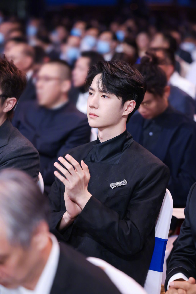 逐梦路上的@uniq-王一博 一直都闪闪发光!|王一博|热烈|uniq_新浪新闻