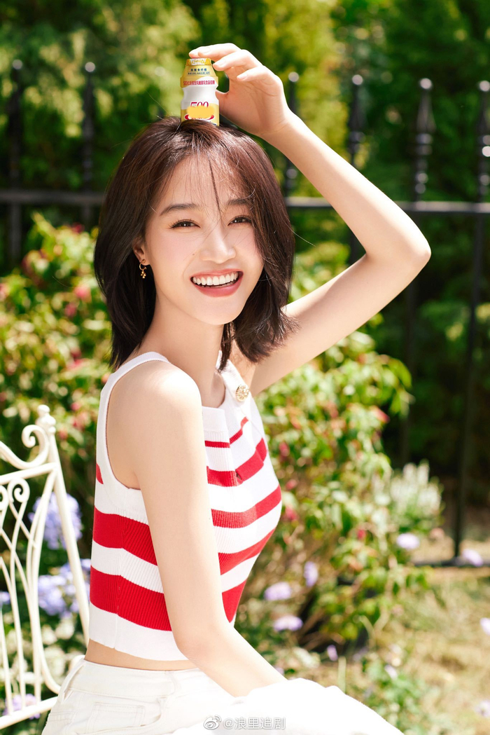 蓝盈莹初夏花园里拍美照,红白条纹背心更衬她的白皙皮肤……|蓝盈莹