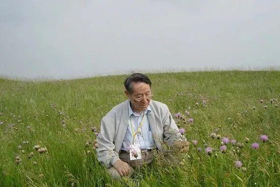 2003年，任继周考察内蒙古羊草草原。图片由受访者提供
