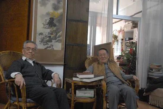 任继周(右)在二哥任继愈(左)家中。图片由受访者提供