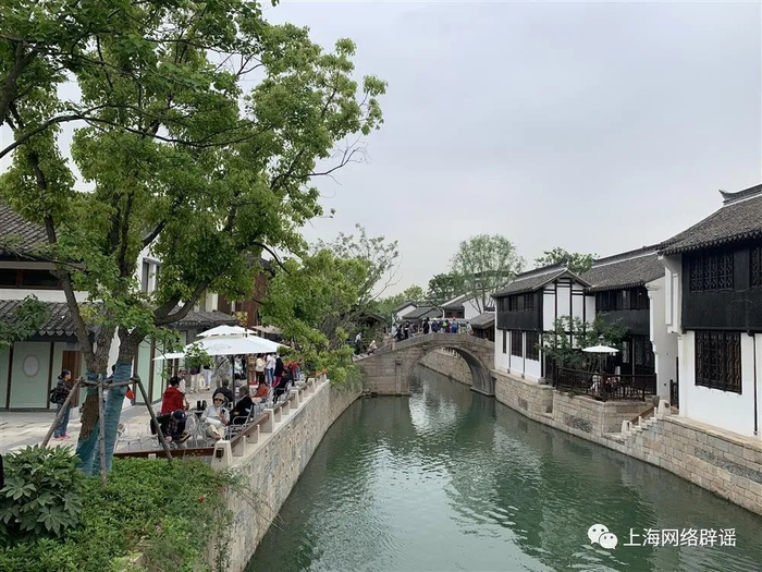 工作日上午，大虹桥的商业新地标“蟠龙天地”里客流不小