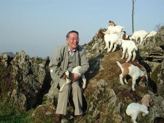 2000年,任继周在贵州山区扶贫考查途中。图片由受访者提供