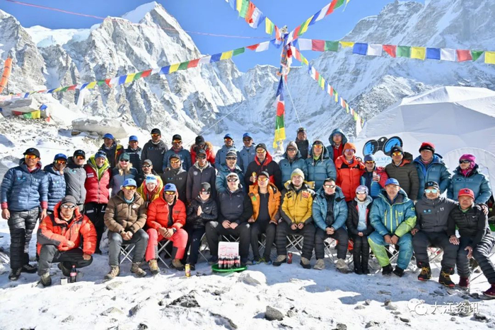 △大本营合影，前排左四位刘先玲，左五为刘先玲儿子刘迷赫