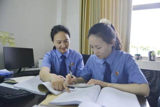 △检察官在审查案卷。