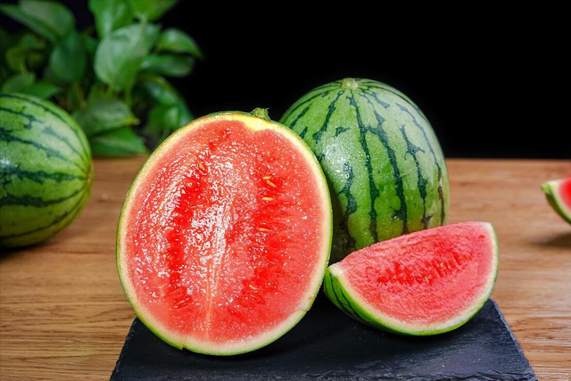 水果店为啥喜欢把西瓜切半卖?