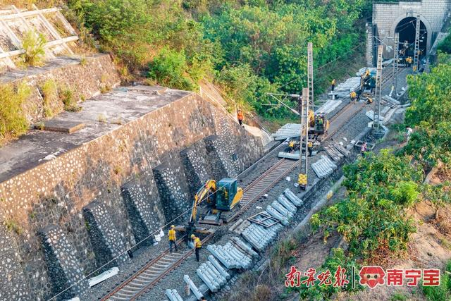 图为南昆线钩机换枕航拍 通讯员 黄舞杰 摄