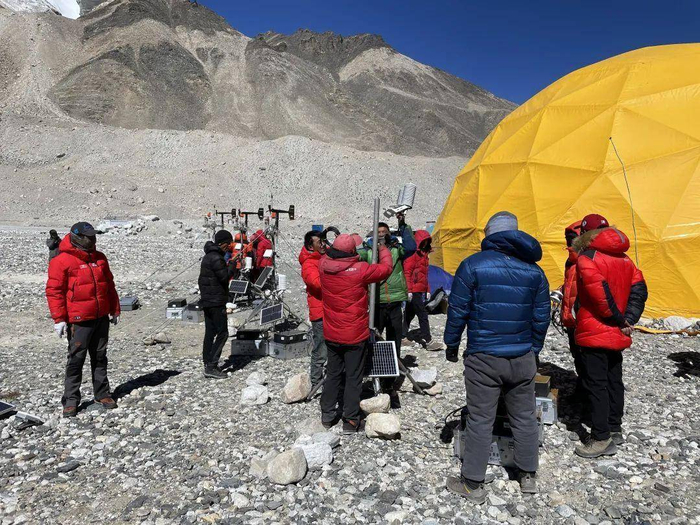 科考队员在珠峰大本营给科考登山队员培训安装自动气象站 图/赵华标