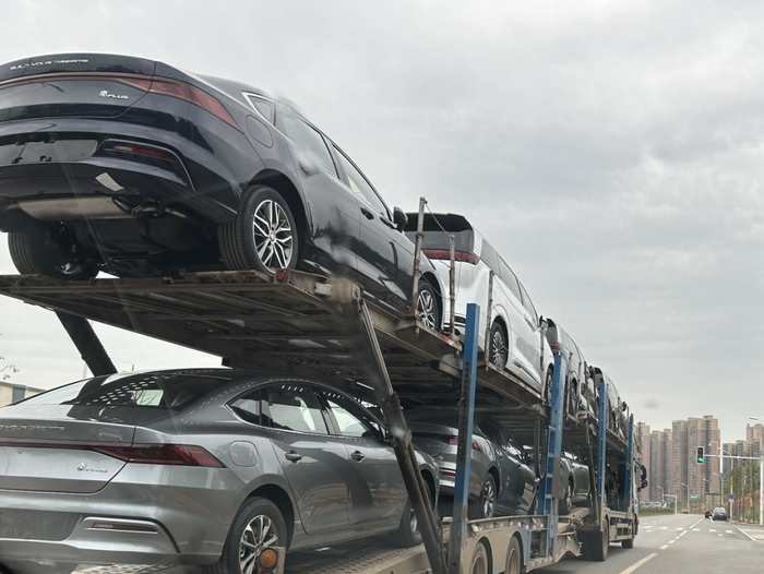 比亚迪长沙雨花工厂门口的物流车，运输的是秦、腾势D9。摄影/刘丁