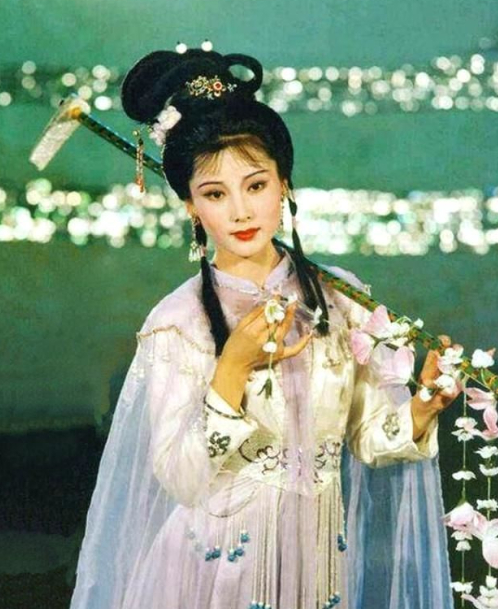 何赛飞师从著名越剧表演艺术家张云霞.