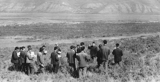 1950年，任继周（右4）带领学生在天祝草原实习。图片由受访者提供