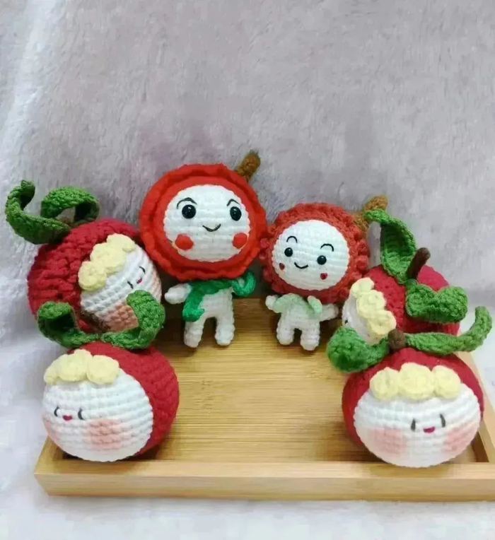 手作达人为主题市集精心编织的火山荔枝萌宝娃娃