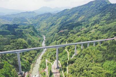 　　“五一”前夕通车的洪雅县瓦屋山快速通道（无人机照片）。 姚永亮 摄（C视觉）