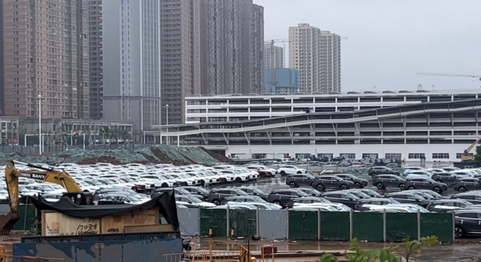 比亚迪长沙星沙工厂里停放的刚生产的“唐”。摄影/刘丁